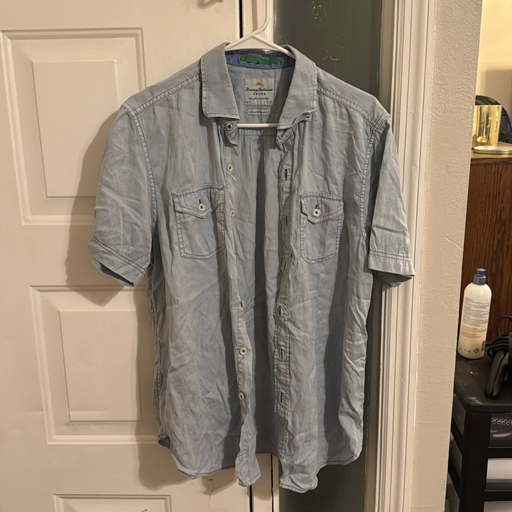 Gently worn Tommy Bahama men’s short sleeve button down shirt.